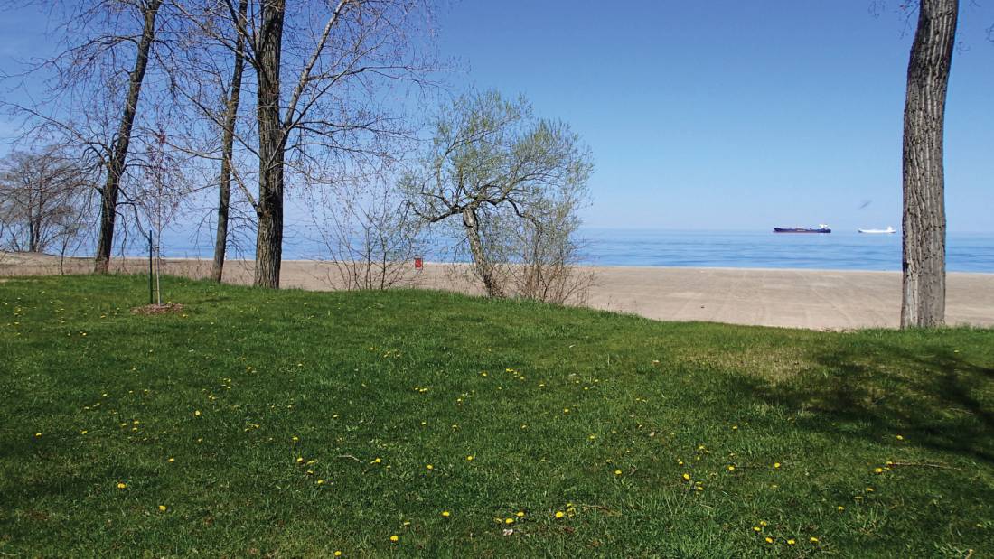 Beaches and parks line the Waterfront Trail on the shores of Lake Ontario | <i>Nathalie Gauthier</i>